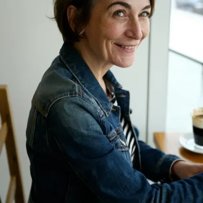 Ани, 44